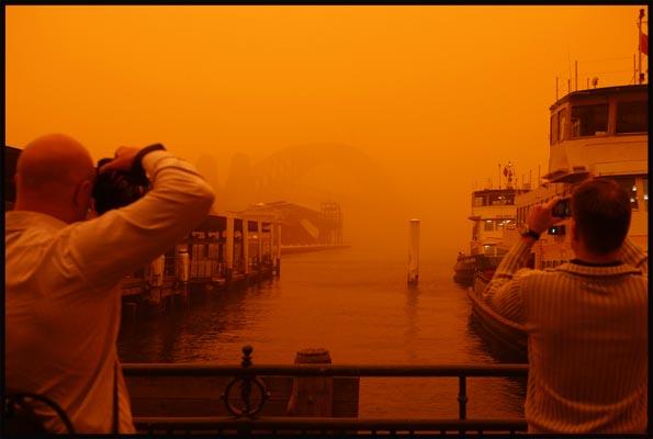 photographs being taken of a disappeared Harbour Bridge in Sydney's dust storm of 23 September 2009