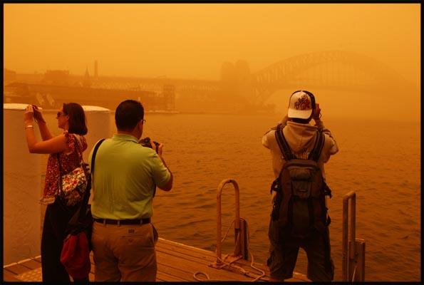 photographing a hidden Harbour Bridge in Sydney's dust storm of 23 September 2009